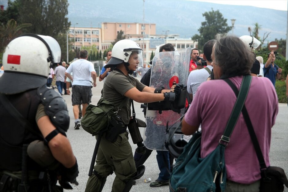 Επεισόδια στο υπουργείο Εθνικής Αμυνας #19. Ενταση επικρατεί στο υπουργείο Εθνικής Αμυνας κατά τη διάρκεια συγκέντρωσης εργαζομένων στα Ναυπηγεία Σκαραμαγκά. Όλα άρχισαν όταν ομάδα εργαζομένων προσπάθησε να σηκώσει το ρολό ασφαλείας της πύλης. Νωρίτερα είχε κλείσει το ένα ρεύμα της Λ. Μεσογείων.