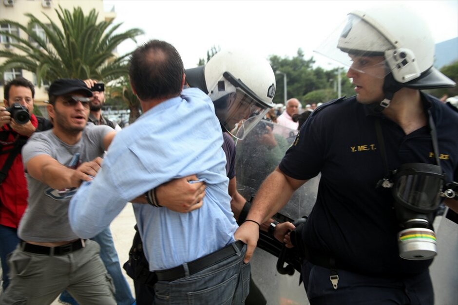 Επεισόδια στο υπουργείο Εθνικής Αμυνας #22. Ενταση επικρατεί στο υπουργείο Εθνικής Αμυνας κατά τη διάρκεια συγκέντρωσης εργαζομένων στα Ναυπηγεία Σκαραμαγκά. Όλα άρχισαν όταν ομάδα εργαζομένων προσπάθησε να σηκώσει το ρολό ασφαλείας της πύλης. Νωρίτερα είχε κλείσει το ένα ρεύμα της Λ. Μεσογείων.