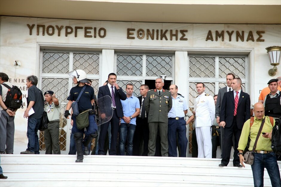 Επεισόδια στο υπουργείο Εθνικής Αμυνας #24. Ενταση επικρατεί στο υπουργείο Εθνικής Αμυνας κατά τη διάρκεια συγκέντρωσης εργαζομένων στα Ναυπηγεία Σκαραμαγκά. Όλα άρχισαν όταν ομάδα εργαζομένων προσπάθησε να σηκώσει το ρολό ασφαλείας της πύλης. Νωρίτερα είχε κλείσει το ένα ρεύμα της Λ. Μεσογείων.
