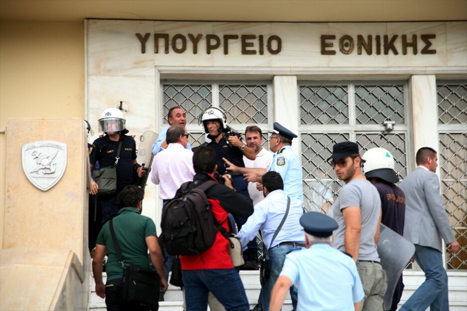 Επεισόδια στο υπουργείο Εθνικής Αμυνας #25. Ενταση επικρατεί στο υπουργείο Εθνικής Αμυνας κατά τη διάρκεια συγκέντρωσης εργαζομένων στα Ναυπηγεία Σκαραμαγκά. Όλα άρχισαν όταν ομάδα εργαζομένων προσπάθησε να σηκώσει το ρολό ασφαλείας της πύλης. Νωρίτερα είχε κλείσει το ένα ρεύμα της Λ. Μεσογείων.