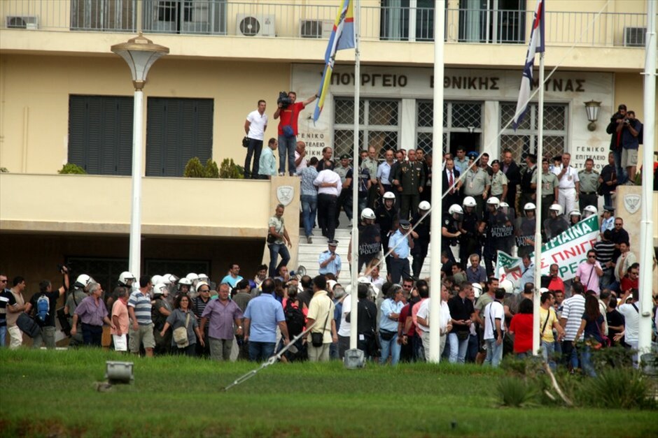 Επεισόδια στο υπουργείο Εθνικής Αμυνας #26. Ενταση επικρατεί στο υπουργείο Εθνικής Αμυνας κατά τη διάρκεια συγκέντρωσης εργαζομένων στα Ναυπηγεία Σκαραμαγκά. Όλα άρχισαν όταν ομάδα εργαζομένων προσπάθησε να σηκώσει το ρολό ασφαλείας της πύλης. Νωρίτερα είχε κλείσει το ένα ρεύμα της Λ. Μεσογείων.