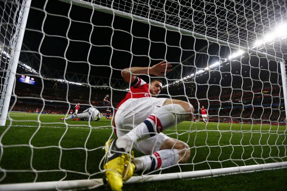 Champions League: Αρσεναλ - Ολυμπιακός 3-1 #4. Ο αρχηγός της Αρσεναλ Τόμας Βερμάιλεν γλίστρησε και βρέθηκε μέσα στο τέρμα του Ολυμπιακού.