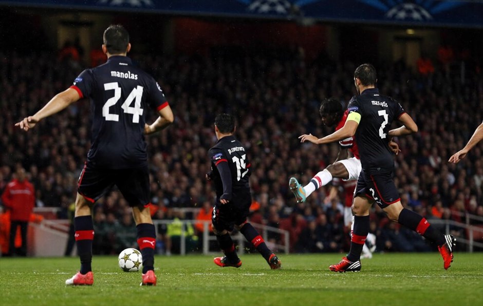 Champions League: Αρσεναλ - Ολυμπιακός 3-1 #16. Του σουτ του Ζερβίνιο που κατέληξε στα δίχτυα του Ολυμπιακού κάνοντας το 1-0 για την Αρσεναλ.