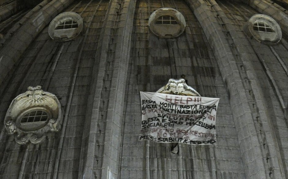 Βατικανό: Διαμαρτυρία από τον τρούλο του Αγ. Πέτρου #6. Στον τρούλο της Βασιλικής του Αγίου Πέτρου παραμένει από χθες 49χρονος ιταλός διαδηλωτής που διαμαρτύρεται εναντίον της ιταλικής κυβέρνησης και της ΕΕ, κρατώντας πανό στο οποίο αναγράφεται «Βοήθεια! Αρκετά με το Μόντι, αρκετά με την Ευρώπη, αρκετά με τις πολυεθνικές! Θα μας σκοτώσετε όλους, πρόκειται για κοινωνική σφαγή».Σύμφωνα με ιταλικά μέσα ενημέρωσης, πρόκειται για το Μαρτσέλο ντι Φινίτσιο ο οποίος έχει και στο παρελθόν πραγματοποιήσει διαμαρτυρίες, ενώ είχε σκαρφαλώσει στον τρούλο της Βασιλικής του Αγίου Πέτρου άλλη μία φορά, τον περασμένο Ιούλιο.Ο 47χρονος επιχειρηματίας από την Τεργέστη διαμαρτύρεται κατά της ευρωπαϊκής οδηγίας Μπόλκενσταϊν. Φέρεται ότι φοβάται πως θα χάσει το εστιατόριο που διαθέτει σε παραθαλάσσια περιοχή της Τεργέστης, διότι από το 2015 βάσει της ευρωπαϊκής αυτής οδηγίας πρόκειται να απελευθερωθούν οι άδειες κατοχής εμπορικών εγκαταστάσεων που βρίσκονται κοντά στην ακρογιαλιά.Το εστιατόριο του επιχειρηματία υπέστη πρόσφατα σοβαρές καταστροφές από πυρκαγιά και οι τράπεζες αρνούνται να του χορηγήσουν δάνειο για να το επισκευάσει.