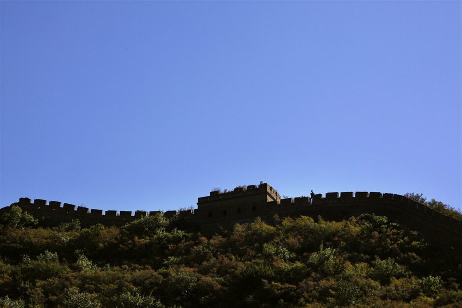 Κίνα: Η εγκατάλειψη του Σινικού Τείχους #13. Σημάδια εγκατάλειψης του Σινικού Τείχους κάνουν έντονα την εμφάνισή τους, σε ένα αριστούργημα κατασκευής της αρχαίας Κίνας, με σημαντική συμβολική αξία. Σύμφωνα με το επίσημο ειδησεογραφικό πρακτορείο της Κίνας, το 70% του τείχους έχει μετατραπεί σε ερείπια και μόλις το 20% διατηρείται σε καλή κατάσταση και κυρίως το κομμάτι έξω από το Πεκίνο το οποίο συντηρείται συστηματικά για λόγους τουριστικούς ενώ το υπόλοιπο στην ουσία δεν φυλάσσεται. Στο μεγαλύτερο μέρος του Τείχους το πρόβλημα είναι μεγάλο καθώς κινδυνεύει άμεσα από την άγρια βλάστηση, την έλλειψη συντήρησης και τα παράνομα ορυχεία, τα οποία «καταβροχθίζουν» τους λόφους που το υποστηρίζουν. Αποτέλεσμα αυτής της εγκατάλειψης είναι κομμάτια του Τείχους να καταρρέουν.Το Μέγα Σινικό Τείχος, που άρχισε να κατασκευάζεται τον τρίτο αιώνα π.Χ. και ολοκληρώθηκε επί της δυναστείας των Μινγκ, δεν είναι συνεχές. Το συνολικό μήκος του πλησιάζει, σύμφωνα με πρόσφατη μέτρηση, τα 9.000 χιλιόμετρα και εκτείνεται σε 11 κινεζικές επαρχίες. Ηδη συγκαταλέγεται στα νέα επτά θαύματα του κόσμου και το 1987  ανακηρύχθηκε από την Unesco ως σημείο παγκόσμιας πολιτιστικής κληρονομιάς.