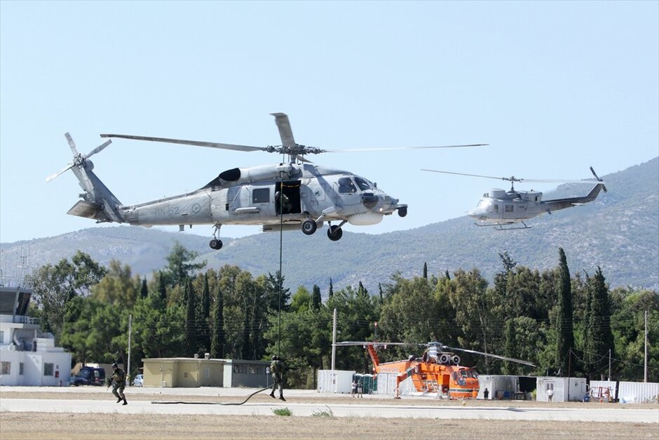 Αεροπορικές επιδείξεις στο Τατόι #20. Ελικόπτερα και ομάδα ΟΥΚ του Πολεμικού Ναυτικού κατά τη διάρκεια αεροπορικών επιδείξεων.