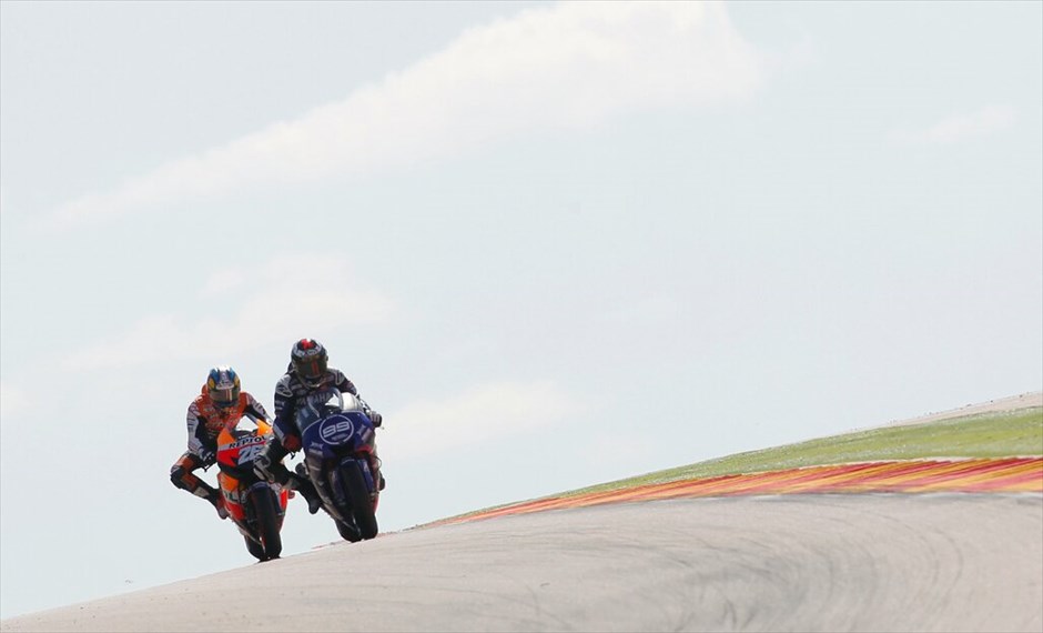 MotoGP: 14ος γύρος  #6. Στους πρώτους γύρους ο poleman Λορένθο είχε την πρωτοπορία στον αγώνα, ακολουθούμενος από τον Πεντρόζα. REUTERS/ALBERT GEA