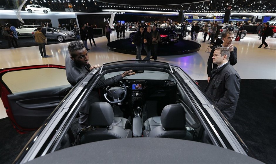 Σαλόνι Αυτοκινήτου στο Παρίσι #11. DS3 Cabrio με μαλακή υφασμάτινη οροφή ηλεκτρικά αναδιπλούμενη (σε τρία σημεία) που ανοίγει με το πάτημα ενός κουμπιού (σε 16 δευτ.) ακόμη κι όταν το αυτοκίνητο κινείται με ταχύτητα μέχρι 120 χ.α.ώ.