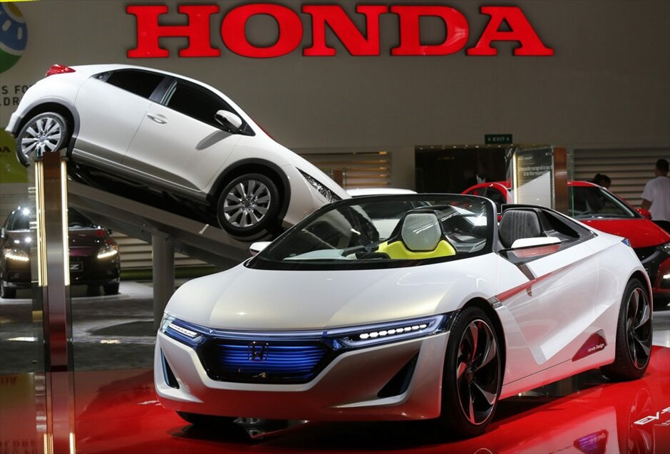Σαλόνι Αυτοκινήτου στο Παρίσι #20. Honda EV-STER ένα πρωτότυπο, ηλεκτρικό και πισωκίνητο διθέσιο roadster που δίνει μία εικόνα για το πώς θα είναι τα μοντέλα της Ιαπωνικής εταιρείας στο μέλλον. Οι διαστάσεις φτάνουν τα 3.570 χιλ. μήκος, 1.500 χιλ. πλάτος και 1.100 χιλ. ύψος ενώ για την διατήρηση του βάρους του σε χαμηλά επίπεδα έγινε εκτεταμένη χρήση ανθρακονημάτων.