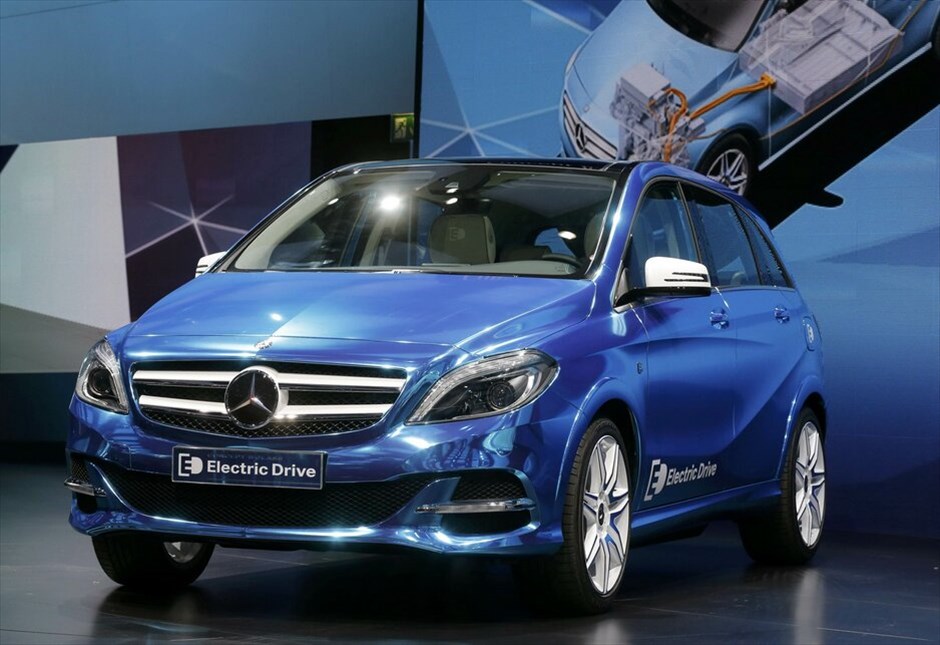 Σαλόνι Αυτοκινήτου στο Παρίσι #33. Η B-Class Electric Drive είδε για πρώτη φορά τα φώτα της δημοσιότητας εδώ στο Παρίσι. Το γερμανικό πρωτότυπο κινείται από έναν ηλεκτρικό κινητήρα απόδοσης 134 ίππων και η τελική του ταχύτητα αγγίζει τα 150 χ.α.ώ. Η αυτονομία του πρωτότυπου MPV είναι 200 χλμ. χάρη στις μπαταρίες ιόντων-λιθίου ενώ η φόρτισή του γίνεται και από οικιακό δίκτυο.