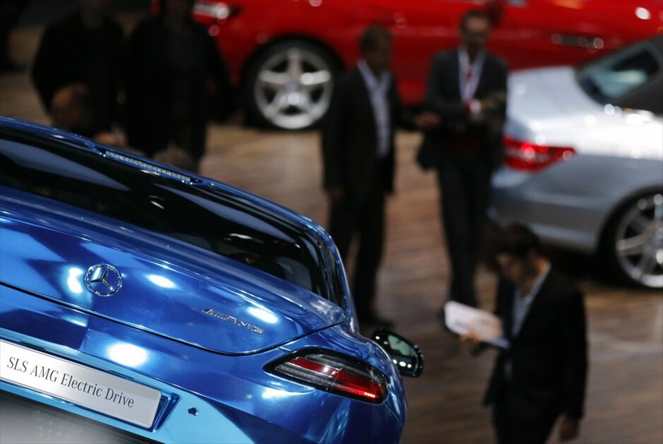 Σαλόνι Αυτοκινήτου στο Παρίσι #36. Η SLS AMG Electric Drive εφοδιάζεται με τέσσερις ηλεκτροκινητήρες, έναν σε κάθε τροχό, συνολικής ισχύος 740 ίππων και ροπή που φτάνει στα 999 Nm! Τα 0-100 χ.α.ώ έρχονται μόλις σε 3,9 δευτ. αποδεικνύοντας ότι πρόκειται για ένα πολύ γρήγορο supercar.
