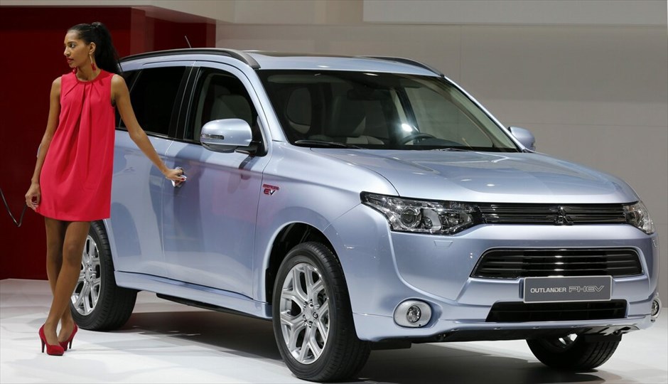 Σαλόνι Αυτοκινήτου στο Παρίσι #39. To Outlander Plug-in Hybrid EV είναι ένα υβριδικό μοντέλο που βασίζεται στο νέο Outlander που παρουσιάστηκε στη Ρωσία τον Ιούλιο και εμφανίζεται για πρώτη φορά. Το σύστημα Plug-in Hybrid EV αποτελείται από έναν τετρακύλινδρο κινητήρα βενζίνης 2.000 κ.εκ., ο οποίος συνδυάζεται με δύο ηλεκτροκινητήρες. Η κίνηση μεταφέρεται και στους τέσσερις τροχούς αλλά ο οδηγός έχει τη δυνατότητα να επιλέξει μεταξύ των τριών λειτουργιών οι οποίες αφορούν στη λειτουργία των κινητήρων (μαζί ή όχι).