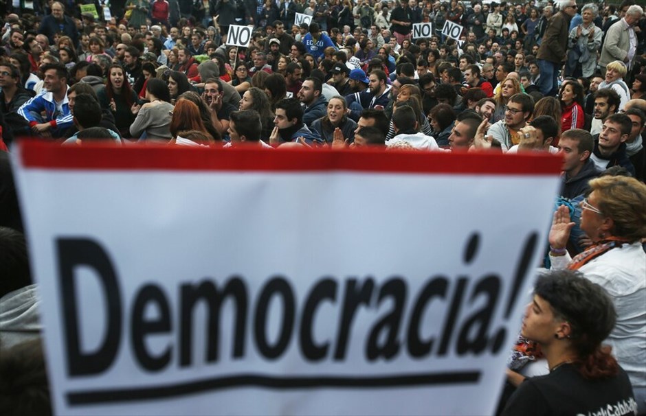 Ισπανία: Δεύτερη ημέρα διαδηλώσεων στη Μαδρίτη #1. Χιλιάδες «αγανακτισμένοι» συγκεντρώθηκαν ξανά το βράδυ της Τετάρτης κοντά στο κοινοβούλιο της Μαδρίτης με αίτημα την «παραίτηση της κυβέρνησης», μια μέρα μετά τη βίαιη διαδήλωση στην ισπανική πρωτεύουσα κατά την οποία τραυματίστηκαν περισσότεροι από 60 άνθρωποι.