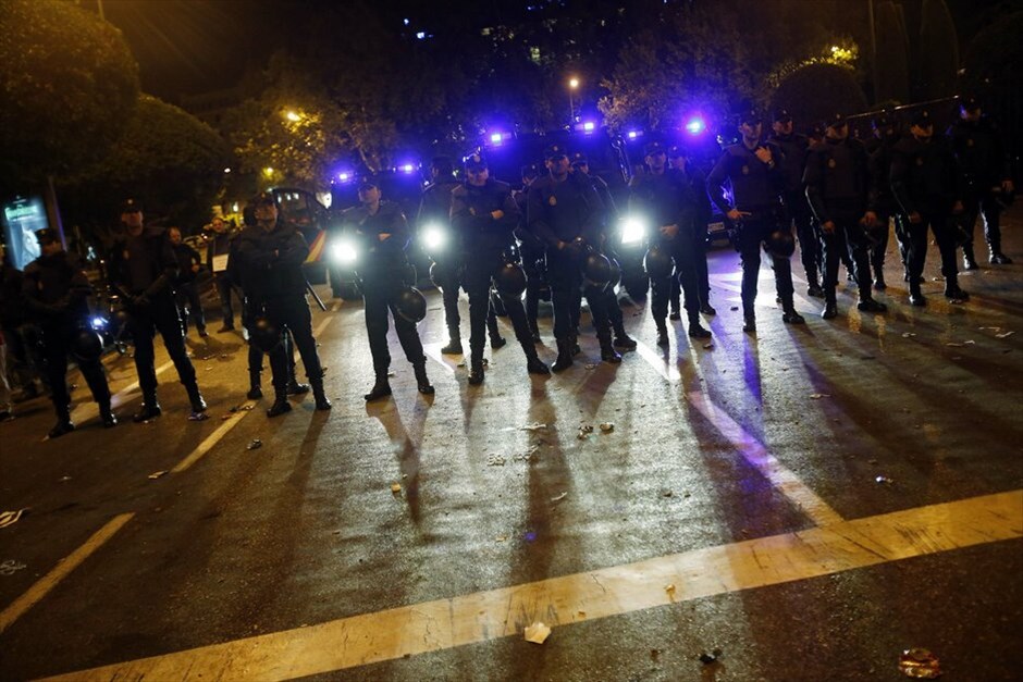 Ισπανία: Δεύτερη ημέρα διαδηλώσεων στη Μαδρίτη #2. Χιλιάδες «αγανακτισμένοι» συγκεντρώθηκαν ξανά το βράδυ της Τετάρτης κοντά στο κοινοβούλιο της Μαδρίτης με αίτημα την «παραίτηση της κυβέρνησης», μια μέρα μετά τη βίαιη διαδήλωση στην ισπανική πρωτεύουσα κατά την οποία τραυματίστηκαν περισσότεροι από 60 άνθρωποι.