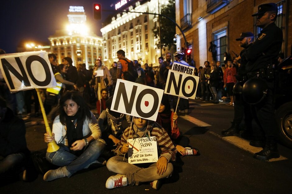 Ισπανία: Δεύτερη ημέρα διαδηλώσεων στη Μαδρίτη #3. Χιλιάδες «αγανακτισμένοι» συγκεντρώθηκαν ξανά το βράδυ της Τετάρτης κοντά στο κοινοβούλιο της Μαδρίτης με αίτημα την «παραίτηση της κυβέρνησης», μια μέρα μετά τη βίαιη διαδήλωση στην ισπανική πρωτεύουσα κατά την οποία τραυματίστηκαν περισσότεροι από 60 άνθρωποι.