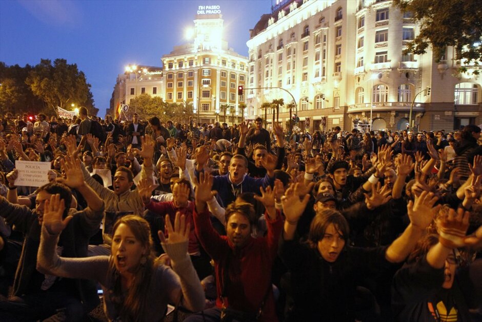 Ισπανία: Δεύτερη ημέρα διαδηλώσεων στη Μαδρίτη #5. Χιλιάδες «αγανακτισμένοι» συγκεντρώθηκαν ξανά το βράδυ της Τετάρτης κοντά στο κοινοβούλιο της Μαδρίτης με αίτημα την «παραίτηση της κυβέρνησης», μια μέρα μετά τη βίαιη διαδήλωση στην ισπανική πρωτεύουσα κατά την οποία τραυματίστηκαν περισσότεροι από 60 άνθρωποι.