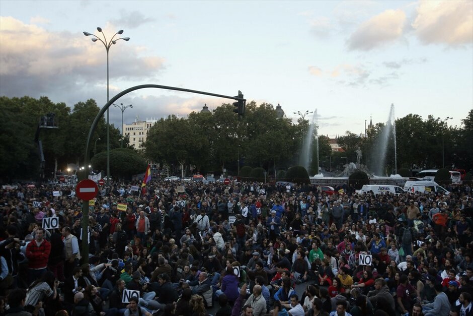 Ισπανία: Δεύτερη ημέρα διαδηλώσεων στη Μαδρίτη #6. Χιλιάδες «αγανακτισμένοι» συγκεντρώθηκαν ξανά το βράδυ της Τετάρτης κοντά στο κοινοβούλιο της Μαδρίτης με αίτημα την «παραίτηση της κυβέρνησης», μια μέρα μετά τη βίαιη διαδήλωση στην ισπανική πρωτεύουσα κατά την οποία τραυματίστηκαν περισσότεροι από 60 άνθρωποι.