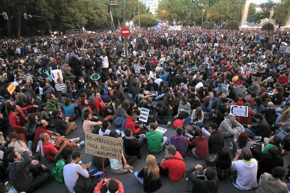 Ισπανία: Δεύτερη ημέρα διαδηλώσεων στη Μαδρίτη #7. Χιλιάδες «αγανακτισμένοι» συγκεντρώθηκαν ξανά το βράδυ της Τετάρτης κοντά στο κοινοβούλιο της Μαδρίτης με αίτημα την «παραίτηση της κυβέρνησης», μια μέρα μετά τη βίαιη διαδήλωση στην ισπανική πρωτεύουσα κατά την οποία τραυματίστηκαν περισσότεροι από 60 άνθρωποι.