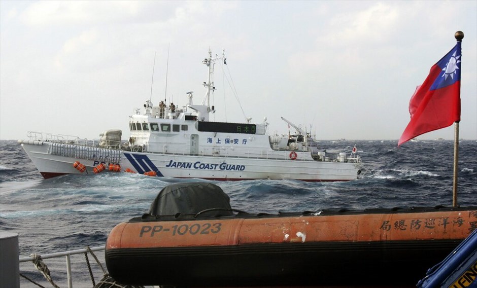 «Ναυμαχίες» με κανόνια νερού μεταξύ Ιαπωνίας - Ταϊβάν #8. Περίπου σαράντα αλιευτικά από την Ταϊβάν και οκτώ σκάφη της ταϊβανεζικής ακτοφυλακής παραβίασαν τα ύδατα γύρω από το διαφιλονικούμενα νησιά Σενκάκου, τα οποία η ιαπωνική ακτοφυλακή εξανάγκασε σε υποχώρηση, χρησιμοποιώντας κανόνια που έριχναν νερό. Τα σκάφη της ταϊβανεζικής και της ιαπωνικής ακτοφυλακής «αντήλλαξαν πυρά» με τα κανόνια νερού.Τα ακατοίκητα νησιά Σενκάκου ή Ντιαογού για το Πεκίνο διεκδικούνται από την Ιαπωνία, την Κίνα και την Ταϊβάν.Οι σχέσεις μεταξύ Κίνας-Ιαπωνίας επιδεινώθηκαν το τελευταίο διάστημα, όταν η Ιαπωνία αγόρασε από ιδιώτη τα νησιά που βρίσκονται σε υπό αμφισβήτηση περιοχή στην θαλάσσια περιοχή της Ανατολικής Κίνας.