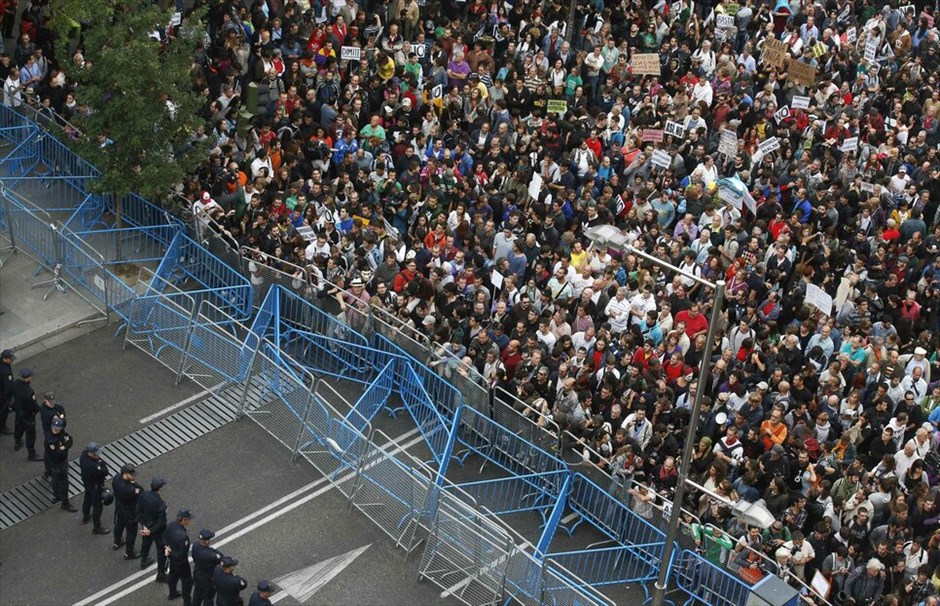 Μαδρίτη: Συγκρούσεις διαδηλωτών - αστυνομικών #2. Συμπλοκές ανάμεσα στην αστυνομία και τους διαδηλωτές σημειώθηκαν κατά τη διάρκεια της συγκέντρωσης κατά των μέτρων λιτότητας στη Μαδρίτη. Πληροφορίες αναφέρουν πως οι συγκρούσεις σημειώθηκαν ενώ ορισμένοι διαδηλωτές προσπαθούσαν να ρίξουν τους σιδερένιους φράκτες που τοποθετήθηκαν γύρω από το Κοινοβούλιο λόγω της συγκέντρωσης.