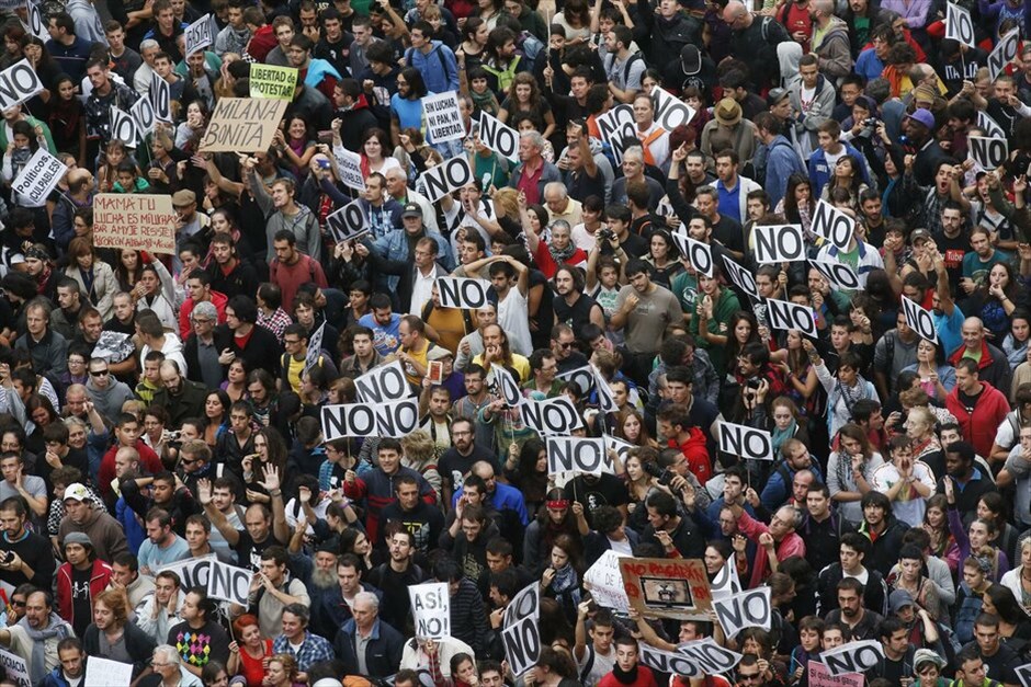 Μαδρίτη: Συγκρούσεις διαδηλωτών - αστυνομικών #7. Συμπλοκές ανάμεσα στην αστυνομία και τους διαδηλωτές σημειώθηκαν κατά τη διάρκεια της συγκέντρωσης κατά των μέτρων λιτότητας στη Μαδρίτη. Πληροφορίες αναφέρουν πως οι συγκρούσεις σημειώθηκαν ενώ ορισμένοι διαδηλωτές προσπαθούσαν να ρίξουν τους σιδερένιους φράκτες που τοποθετήθηκαν γύρω από το Κοινοβούλιο λόγω της συγκέντρωσης.