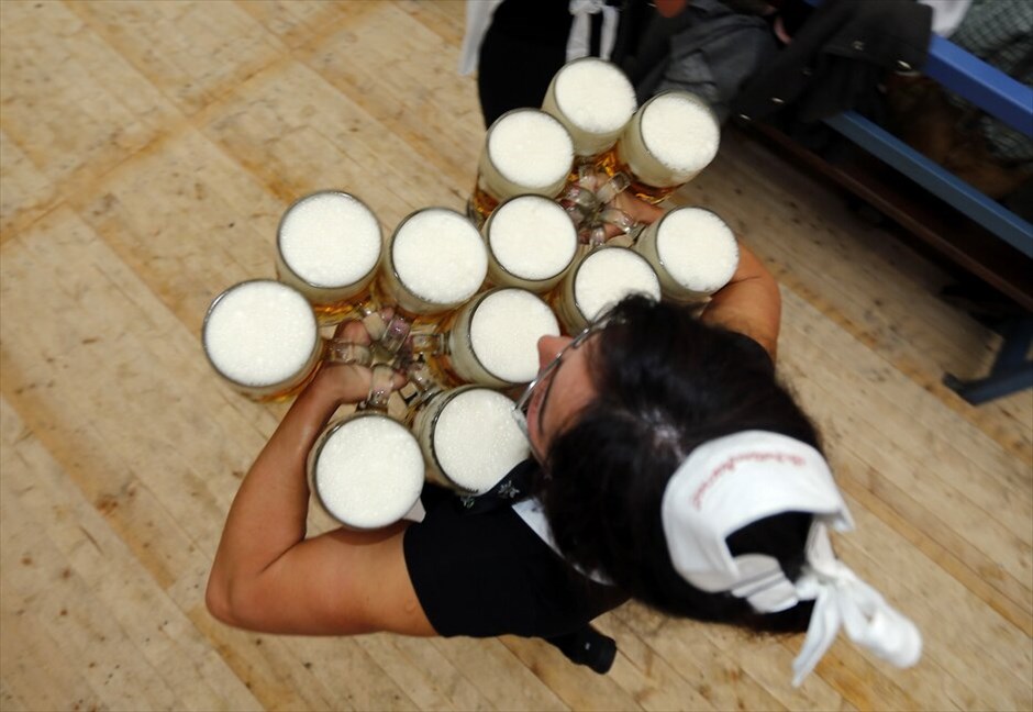 Oktoberfest: Μοναδική γιορτή μπύρας #3. Το Oktoberfest στο Μόναχο άνοιξε τις πύλες τους για το κοινό το Σάββατο 22 Σεπτεμβρίου και μέχρι τις 7 Οκτωβρίου. Πρόκεται για ένα από τα σημαντικότερα και δημοφιλέστερα φεστιβάλ παγκοσμίως, καθώς πάνω από 6 εκατομμύρια άνθρωποι δίνουν το «παρών» κάθε χρόνο αυτή την περίοδο στο Μόναχο και αποτελεί αναπόσπαστο μέρος της βαυαρικής κουλτούρας. Χιλιάδες Βαυαροί, ντυμένοι με παραδοσιακές στολές (lederhosen για τους άνδρες και dirndl για τις γυναίκες), παρελαύνουν από την οδό Maximilian, στο κέντρο του Μονάχου, μέχρι τις εγκαταστάσεις του Oktoberfest κάθε χρόνο, ενώ πολλοί επισκέπτες φορούν παραδοσιακά βαυαρικά καπέλα (Tirolerh&uuml;te).