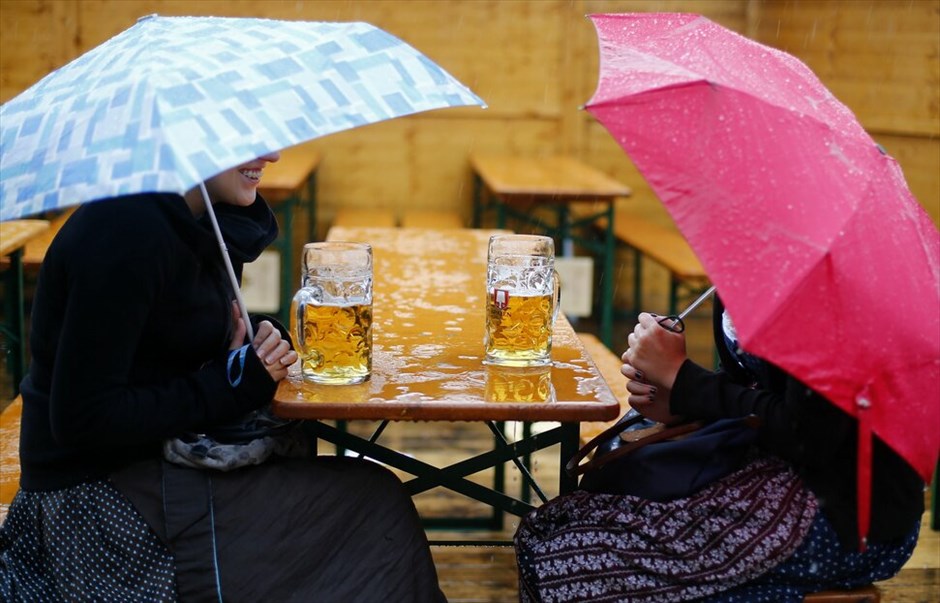 Oktoberfest: Μοναδική γιορτή μπύρας #4. Το Oktoberfest στο Μόναχο άνοιξε τις πύλες τους για το κοινό το Σάββατο 22 Σεπτεμβρίου και μέχρι τις 7 Οκτωβρίου. Πρόκεται για ένα από τα σημαντικότερα και δημοφιλέστερα φεστιβάλ παγκοσμίως, καθώς πάνω από 6 εκατομμύρια άνθρωποι δίνουν το «παρών» κάθε χρόνο αυτή την περίοδο στο Μόναχο και αποτελεί αναπόσπαστο μέρος της βαυαρικής κουλτούρας. Χιλιάδες Βαυαροί, ντυμένοι με παραδοσιακές στολές (lederhosen για τους άνδρες και dirndl για τις γυναίκες), παρελαύνουν από την οδό Maximilian, στο κέντρο του Μονάχου, μέχρι τις εγκαταστάσεις του Oktoberfest κάθε χρόνο, ενώ πολλοί επισκέπτες φορούν παραδοσιακά βαυαρικά καπέλα (Tirolerh&uuml;te).