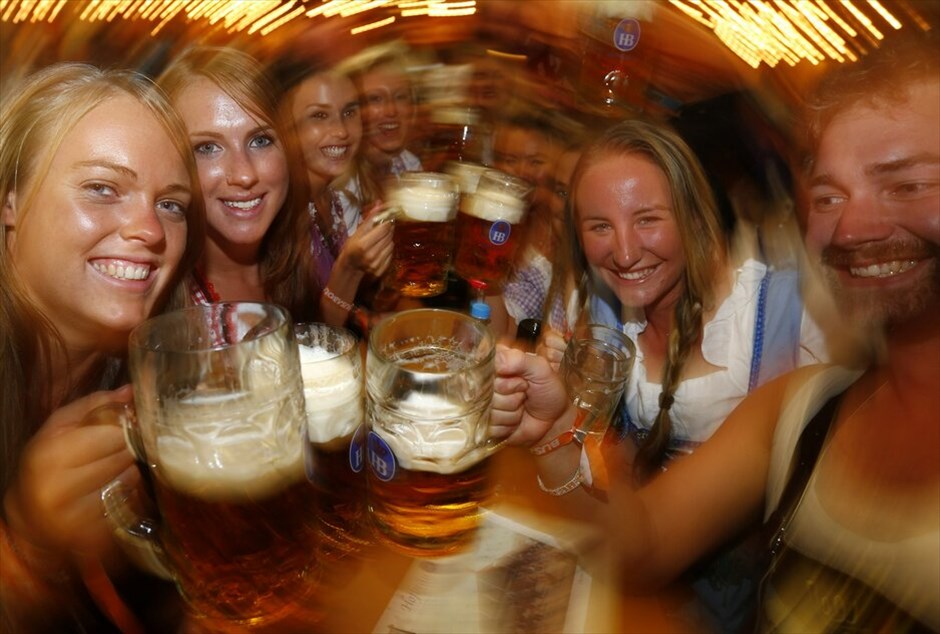 Oktoberfest: Μοναδική γιορτή μπύρας #5. Το Oktoberfest στο Μόναχο άνοιξε τις πύλες τους για το κοινό το Σάββατο 22 Σεπτεμβρίου και μέχρι τις 7 Οκτωβρίου. Πρόκεται για ένα από τα σημαντικότερα και δημοφιλέστερα φεστιβάλ παγκοσμίως, καθώς πάνω από 6 εκατομμύρια άνθρωποι δίνουν το «παρών» κάθε χρόνο αυτή την περίοδο στο Μόναχο και αποτελεί αναπόσπαστο μέρος της βαυαρικής κουλτούρας. Χιλιάδες Βαυαροί, ντυμένοι με παραδοσιακές στολές (lederhosen για τους άνδρες και dirndl για τις γυναίκες), παρελαύνουν από την οδό Maximilian, στο κέντρο του Μονάχου, μέχρι τις εγκαταστάσεις του Oktoberfest κάθε χρόνο, ενώ πολλοί επισκέπτες φορούν παραδοσιακά βαυαρικά καπέλα (Tirolerh&uuml;te).