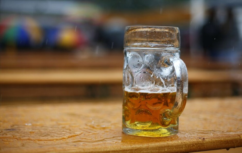 Oktoberfest: Μοναδική γιορτή μπύρας #6. Το Oktoberfest στο Μόναχο άνοιξε τις πύλες τους για το κοινό το Σάββατο 22 Σεπτεμβρίου και μέχρι τις 7 Οκτωβρίου. Πρόκεται για ένα από τα σημαντικότερα και δημοφιλέστερα φεστιβάλ παγκοσμίως, καθώς πάνω από 6 εκατομμύρια άνθρωποι δίνουν το «παρών» κάθε χρόνο αυτή την περίοδο στο Μόναχο και αποτελεί αναπόσπαστο μέρος της βαυαρικής κουλτούρας. Χιλιάδες Βαυαροί, ντυμένοι με παραδοσιακές στολές (lederhosen για τους άνδρες και dirndl για τις γυναίκες), παρελαύνουν από την οδό Maximilian, στο κέντρο του Μονάχου, μέχρι τις εγκαταστάσεις του Oktoberfest κάθε χρόνο, ενώ πολλοί επισκέπτες φορούν παραδοσιακά βαυαρικά καπέλα (Tirolerh&uuml;te).