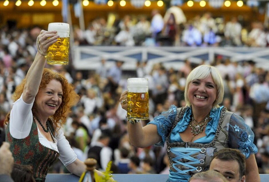 Oktoberfest: Μοναδική γιορτή μπύρας #7. Το Oktoberfest στο Μόναχο άνοιξε τις πύλες τους για το κοινό το Σάββατο 22 Σεπτεμβρίου και μέχρι τις 7 Οκτωβρίου. Πρόκεται για ένα από τα σημαντικότερα και δημοφιλέστερα φεστιβάλ παγκοσμίως, καθώς πάνω από 6 εκατομμύρια άνθρωποι δίνουν το «παρών» κάθε χρόνο αυτή την περίοδο στο Μόναχο και αποτελεί αναπόσπαστο μέρος της βαυαρικής κουλτούρας. Χιλιάδες Βαυαροί, ντυμένοι με παραδοσιακές στολές (lederhosen για τους άνδρες και dirndl για τις γυναίκες), παρελαύνουν από την οδό Maximilian, στο κέντρο του Μονάχου, μέχρι τις εγκαταστάσεις του Oktoberfest κάθε χρόνο, ενώ πολλοί επισκέπτες φορούν παραδοσιακά βαυαρικά καπέλα (Tirolerh&uuml;te).