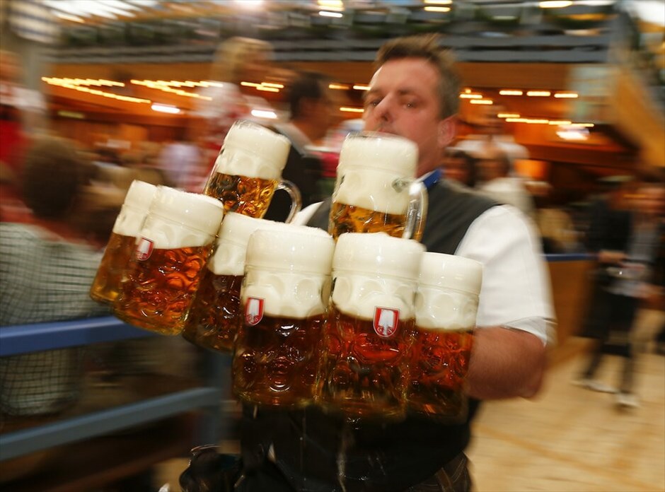 Oktoberfest: Μοναδική γιορτή μπύρας #8. Το Oktoberfest στο Μόναχο άνοιξε τις πύλες τους για το κοινό το Σάββατο 22 Σεπτεμβρίου και μέχρι τις 7 Οκτωβρίου. Πρόκεται για ένα από τα σημαντικότερα και δημοφιλέστερα φεστιβάλ παγκοσμίως, καθώς πάνω από 6 εκατομμύρια άνθρωποι δίνουν το «παρών» κάθε χρόνο αυτή την περίοδο στο Μόναχο και αποτελεί αναπόσπαστο μέρος της βαυαρικής κουλτούρας. Χιλιάδες Βαυαροί, ντυμένοι με παραδοσιακές στολές (lederhosen για τους άνδρες και dirndl για τις γυναίκες), παρελαύνουν από την οδό Maximilian, στο κέντρο του Μονάχου, μέχρι τις εγκαταστάσεις του Oktoberfest κάθε χρόνο, ενώ πολλοί επισκέπτες φορούν παραδοσιακά βαυαρικά καπέλα (Tirolerh&uuml;te).