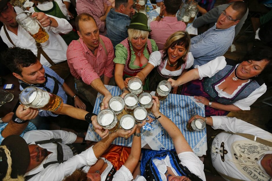 Oktoberfest: Μοναδική γιορτή μπύρας #9. Το Oktoberfest στο Μόναχο άνοιξε τις πύλες τους για το κοινό το Σάββατο 22 Σεπτεμβρίου και μέχρι τις 7 Οκτωβρίου. Πρόκεται για ένα από τα σημαντικότερα και δημοφιλέστερα φεστιβάλ παγκοσμίως, καθώς πάνω από 6 εκατομμύρια άνθρωποι δίνουν το «παρών» κάθε χρόνο αυτή την περίοδο στο Μόναχο και αποτελεί αναπόσπαστο μέρος της βαυαρικής κουλτούρας. Χιλιάδες Βαυαροί, ντυμένοι με παραδοσιακές στολές (lederhosen για τους άνδρες και dirndl για τις γυναίκες), παρελαύνουν από την οδό Maximilian, στο κέντρο του Μονάχου, μέχρι τις εγκαταστάσεις του Oktoberfest κάθε χρόνο, ενώ πολλοί επισκέπτες φορούν παραδοσιακά βαυαρικά καπέλα (Tirolerh&uuml;te).