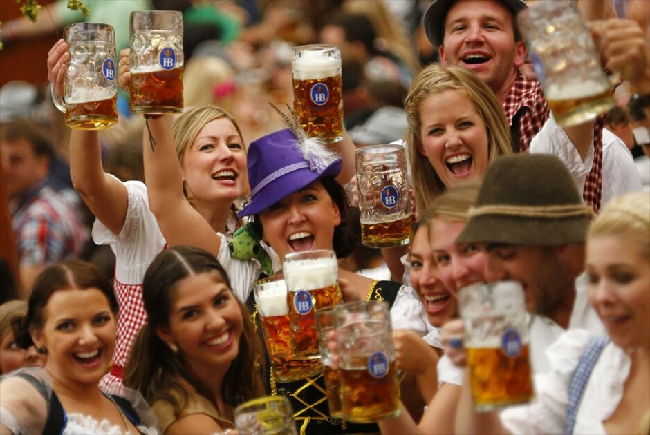 Oktoberfest: Μοναδική γιορτή μπύρας #12. Το Oktoberfest στο Μόναχο άνοιξε τις πύλες τους για το κοινό το Σάββατο 22 Σεπτεμβρίου και μέχρι τις 7 Οκτωβρίου. Πρόκεται για ένα από τα σημαντικότερα και δημοφιλέστερα φεστιβάλ παγκοσμίως, καθώς πάνω από 6 εκατομμύρια άνθρωποι δίνουν το «παρών» κάθε χρόνο αυτή την περίοδο στο Μόναχο και αποτελεί αναπόσπαστο μέρος της βαυαρικής κουλτούρας. Χιλιάδες Βαυαροί, ντυμένοι με παραδοσιακές στολές (lederhosen για τους άνδρες και dirndl για τις γυναίκες), παρελαύνουν από την οδό Maximilian, στο κέντρο του Μονάχου, μέχρι τις εγκαταστάσεις του Oktoberfest κάθε χρόνο, ενώ πολλοί επισκέπτες φορούν παραδοσιακά βαυαρικά καπέλα (Tirolerh&uuml;te).