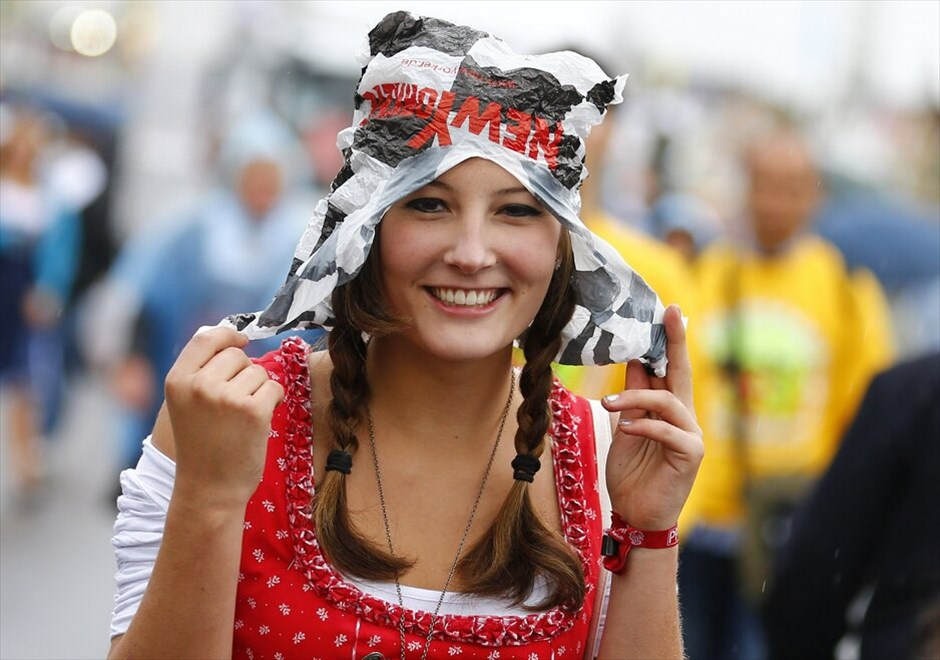 Oktoberfest: Μοναδική γιορτή μπύρας #13. Το Oktoberfest στο Μόναχο άνοιξε τις πύλες τους για το κοινό το Σάββατο 22 Σεπτεμβρίου και μέχρι τις 7 Οκτωβρίου. Πρόκεται για ένα από τα σημαντικότερα και δημοφιλέστερα φεστιβάλ παγκοσμίως, καθώς πάνω από 6 εκατομμύρια άνθρωποι δίνουν το «παρών» κάθε χρόνο αυτή την περίοδο στο Μόναχο και αποτελεί αναπόσπαστο μέρος της βαυαρικής κουλτούρας. Χιλιάδες Βαυαροί, ντυμένοι με παραδοσιακές στολές (lederhosen για τους άνδρες και dirndl για τις γυναίκες), παρελαύνουν από την οδό Maximilian, στο κέντρο του Μονάχου, μέχρι τις εγκαταστάσεις του Oktoberfest κάθε χρόνο, ενώ πολλοί επισκέπτες φορούν παραδοσιακά βαυαρικά καπέλα (Tirolerh&uuml;te).
