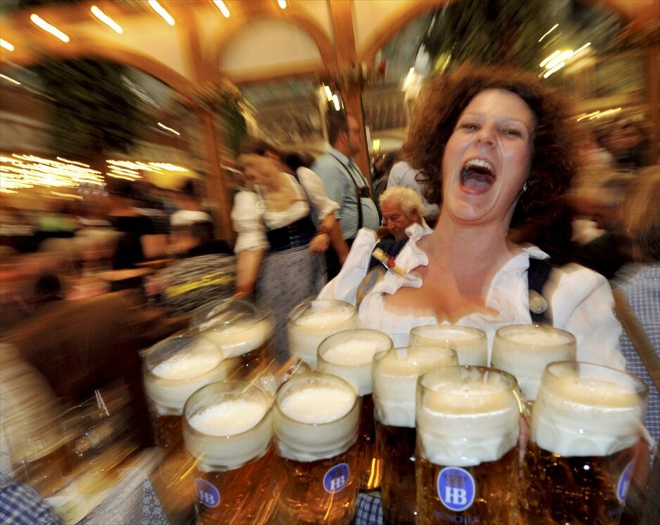 Oktoberfest: Μοναδική γιορτή μπύρας #15. Το Oktoberfest στο Μόναχο άνοιξε τις πύλες τους για το κοινό το Σάββατο 22 Σεπτεμβρίου και μέχρι τις 7 Οκτωβρίου. Πρόκεται για ένα από τα σημαντικότερα και δημοφιλέστερα φεστιβάλ παγκοσμίως, καθώς πάνω από 6 εκατομμύρια άνθρωποι δίνουν το «παρών» κάθε χρόνο αυτή την περίοδο στο Μόναχο και αποτελεί αναπόσπαστο μέρος της βαυαρικής κουλτούρας. Χιλιάδες Βαυαροί, ντυμένοι με παραδοσιακές στολές (lederhosen για τους άνδρες και dirndl για τις γυναίκες), παρελαύνουν από την οδό Maximilian, στο κέντρο του Μονάχου, μέχρι τις εγκαταστάσεις του Oktoberfest κάθε χρόνο, ενώ πολλοί επισκέπτες φορούν παραδοσιακά βαυαρικά καπέλα (Tirolerh&uuml;te).