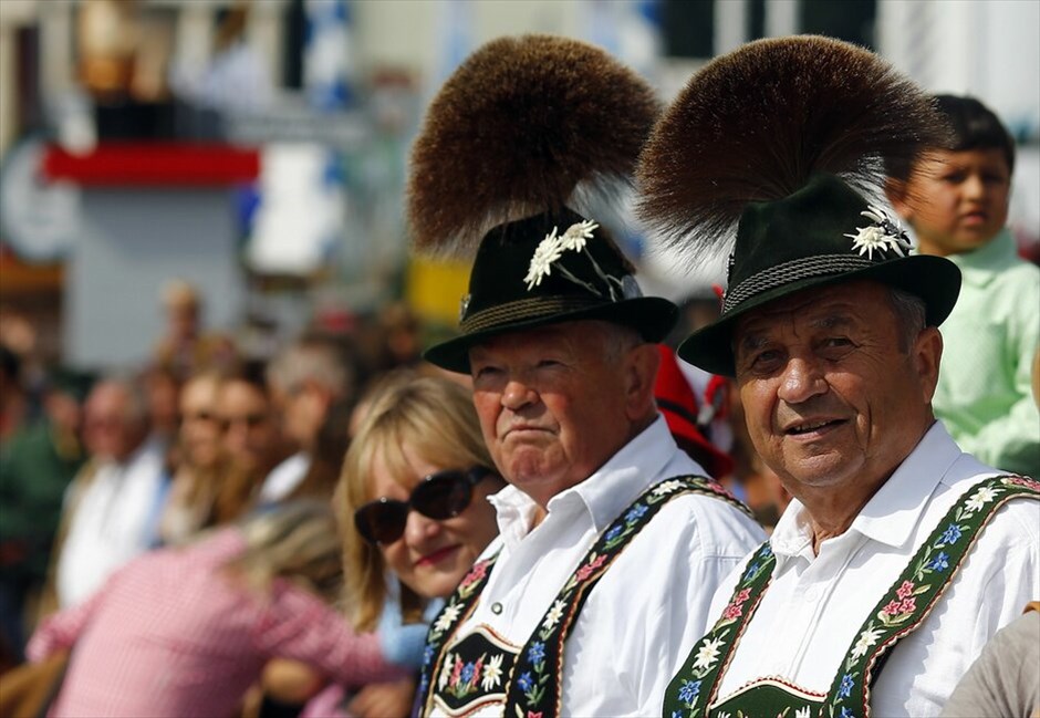Oktoberfest: Μοναδική γιορτή μπύρας #16. Το Oktoberfest στο Μόναχο άνοιξε τις πύλες τους για το κοινό το Σάββατο 22 Σεπτεμβρίου και μέχρι τις 7 Οκτωβρίου. Πρόκεται για ένα από τα σημαντικότερα και δημοφιλέστερα φεστιβάλ παγκοσμίως, καθώς πάνω από 6 εκατομμύρια άνθρωποι δίνουν το «παρών» κάθε χρόνο αυτή την περίοδο στο Μόναχο και αποτελεί αναπόσπαστο μέρος της βαυαρικής κουλτούρας. Χιλιάδες Βαυαροί, ντυμένοι με παραδοσιακές στολές (lederhosen για τους άνδρες και dirndl για τις γυναίκες), παρελαύνουν από την οδό Maximilian, στο κέντρο του Μονάχου, μέχρι τις εγκαταστάσεις του Oktoberfest κάθε χρόνο, ενώ πολλοί επισκέπτες φορούν παραδοσιακά βαυαρικά καπέλα (Tirolerh&uuml;te).
