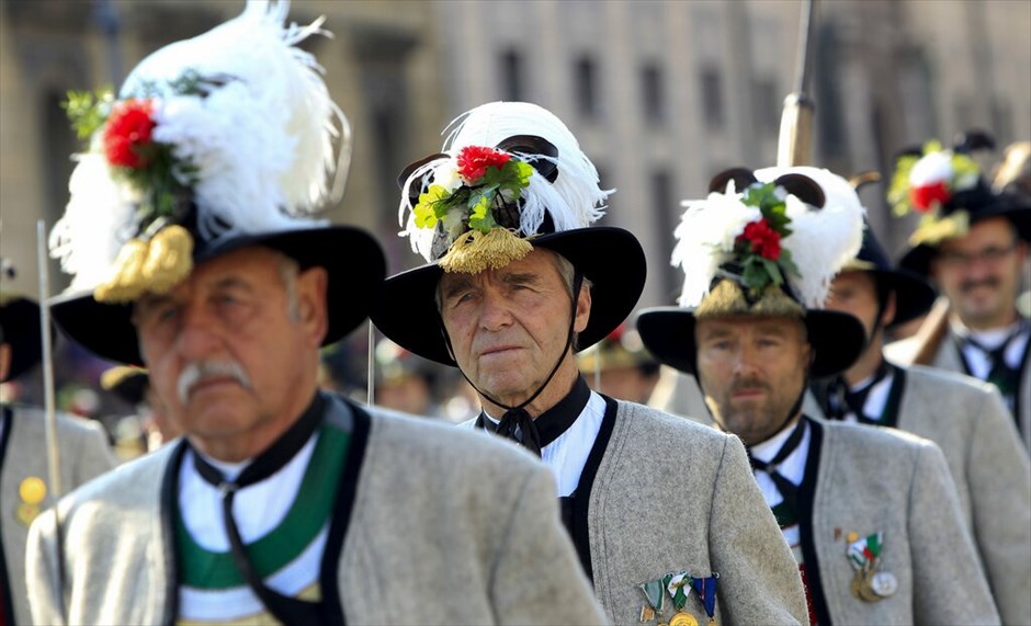 Oktoberfest: Μοναδική γιορτή μπύρας #17. Το Oktoberfest στο Μόναχο άνοιξε τις πύλες τους για το κοινό το Σάββατο 22 Σεπτεμβρίου και μέχρι τις 7 Οκτωβρίου. Πρόκεται για ένα από τα σημαντικότερα και δημοφιλέστερα φεστιβάλ παγκοσμίως, καθώς πάνω από 6 εκατομμύρια άνθρωποι δίνουν το «παρών» κάθε χρόνο αυτή την περίοδο στο Μόναχο και αποτελεί αναπόσπαστο μέρος της βαυαρικής κουλτούρας. Χιλιάδες Βαυαροί, ντυμένοι με παραδοσιακές στολές (lederhosen για τους άνδρες και dirndl για τις γυναίκες), παρελαύνουν από την οδό Maximilian, στο κέντρο του Μονάχου, μέχρι τις εγκαταστάσεις του Oktoberfest κάθε χρόνο, ενώ πολλοί επισκέπτες φορούν παραδοσιακά βαυαρικά καπέλα (Tirolerhüte).