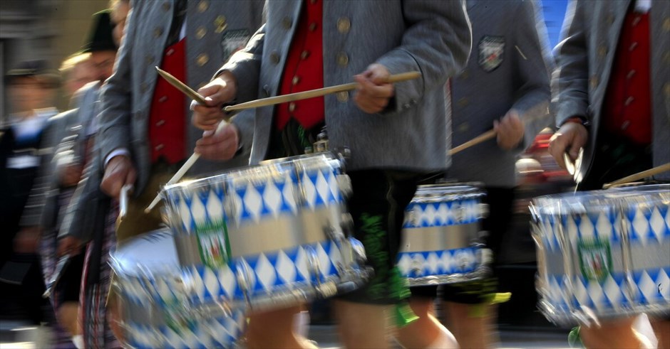 Oktoberfest: Μοναδική γιορτή μπύρας #18. Το Oktoberfest στο Μόναχο άνοιξε τις πύλες τους για το κοινό το Σάββατο 22 Σεπτεμβρίου και μέχρι τις 7 Οκτωβρίου. Πρόκεται για ένα από τα σημαντικότερα και δημοφιλέστερα φεστιβάλ παγκοσμίως, καθώς πάνω από 6 εκατομμύρια άνθρωποι δίνουν το «παρών» κάθε χρόνο αυτή την περίοδο στο Μόναχο και αποτελεί αναπόσπαστο μέρος της βαυαρικής κουλτούρας. Χιλιάδες Βαυαροί, ντυμένοι με παραδοσιακές στολές (lederhosen για τους άνδρες και dirndl για τις γυναίκες), παρελαύνουν από την οδό Maximilian, στο κέντρο του Μονάχου, μέχρι τις εγκαταστάσεις του Oktoberfest κάθε χρόνο, ενώ πολλοί επισκέπτες φορούν παραδοσιακά βαυαρικά καπέλα (Tirolerh&uuml;te).