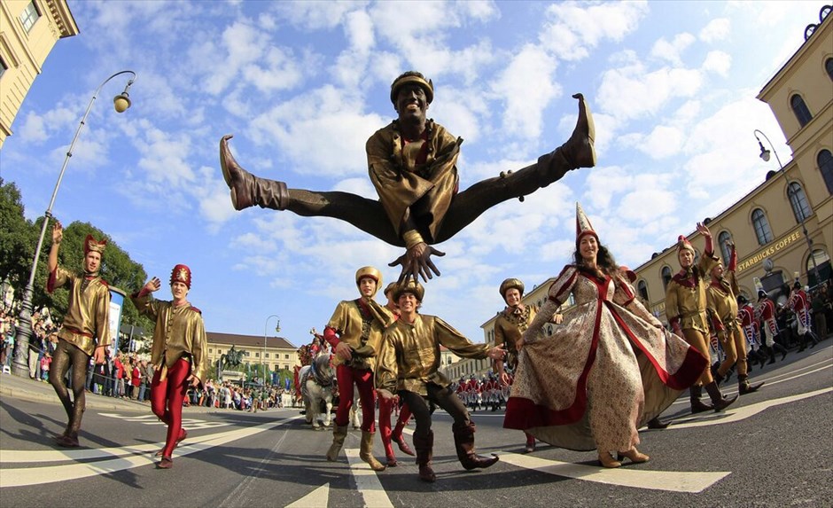 Oktoberfest: Μοναδική γιορτή μπύρας #19. Το Oktoberfest στο Μόναχο άνοιξε τις πύλες τους για το κοινό το Σάββατο 22 Σεπτεμβρίου και μέχρι τις 7 Οκτωβρίου. Πρόκεται για ένα από τα σημαντικότερα και δημοφιλέστερα φεστιβάλ παγκοσμίως, καθώς πάνω από 6 εκατομμύρια άνθρωποι δίνουν το «παρών» κάθε χρόνο αυτή την περίοδο στο Μόναχο και αποτελεί αναπόσπαστο μέρος της βαυαρικής κουλτούρας. Χιλιάδες Βαυαροί, ντυμένοι με παραδοσιακές στολές (lederhosen για τους άνδρες και dirndl για τις γυναίκες), παρελαύνουν από την οδό Maximilian, στο κέντρο του Μονάχου, μέχρι τις εγκαταστάσεις του Oktoberfest κάθε χρόνο, ενώ πολλοί επισκέπτες φορούν παραδοσιακά βαυαρικά καπέλα (Tirolerh&uuml;te).