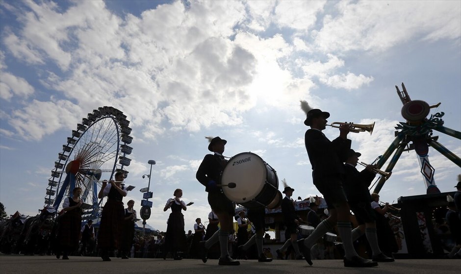 Oktoberfest: Μοναδική γιορτή μπύρας #23. Το Oktoberfest στο Μόναχο άνοιξε τις πύλες τους για το κοινό το Σάββατο 22 Σεπτεμβρίου και μέχρι τις 7 Οκτωβρίου. Πρόκεται για ένα από τα σημαντικότερα και δημοφιλέστερα φεστιβάλ παγκοσμίως, καθώς πάνω από 6 εκατομμύρια άνθρωποι δίνουν το «παρών» κάθε χρόνο αυτή την περίοδο στο Μόναχο και αποτελεί αναπόσπαστο μέρος της βαυαρικής κουλτούρας. Χιλιάδες Βαυαροί, ντυμένοι με παραδοσιακές στολές (lederhosen για τους άνδρες και dirndl για τις γυναίκες), παρελαύνουν από την οδό Maximilian, στο κέντρο του Μονάχου, μέχρι τις εγκαταστάσεις του Oktoberfest κάθε χρόνο, ενώ πολλοί επισκέπτες φορούν παραδοσιακά βαυαρικά καπέλα (Tirolerh&uuml;te).