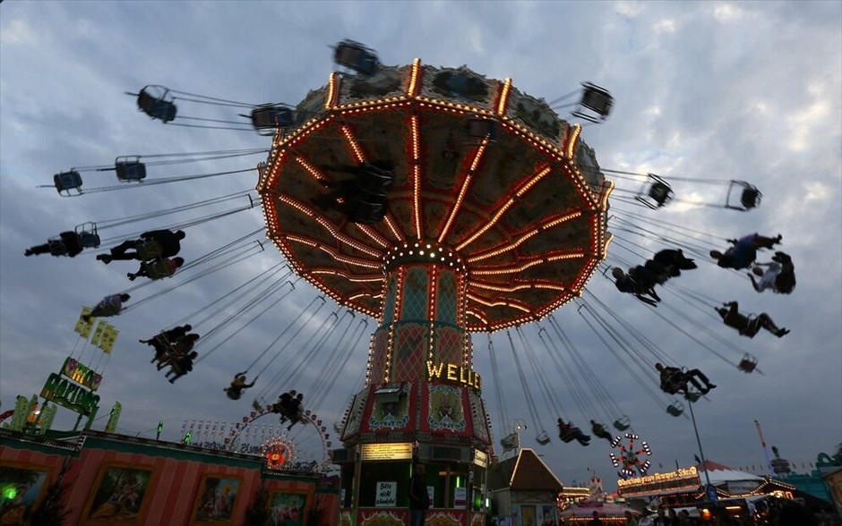 Oktoberfest: Μοναδική γιορτή μπύρας #25. Το Oktoberfest στο Μόναχο άνοιξε τις πύλες τους για το κοινό το Σάββατο 22 Σεπτεμβρίου και μέχρι τις 7 Οκτωβρίου. Πρόκεται για ένα από τα σημαντικότερα και δημοφιλέστερα φεστιβάλ παγκοσμίως, καθώς πάνω από 6 εκατομμύρια άνθρωποι δίνουν το «παρών» κάθε χρόνο αυτή την περίοδο στο Μόναχο και αποτελεί αναπόσπαστο μέρος της βαυαρικής κουλτούρας. Χιλιάδες Βαυαροί, ντυμένοι με παραδοσιακές στολές (lederhosen για τους άνδρες και dirndl για τις γυναίκες), παρελαύνουν από την οδό Maximilian, στο κέντρο του Μονάχου, μέχρι τις εγκαταστάσεις του Oktoberfest κάθε χρόνο, ενώ πολλοί επισκέπτες φορούν παραδοσιακά βαυαρικά καπέλα (Tirolerh&uuml;te).