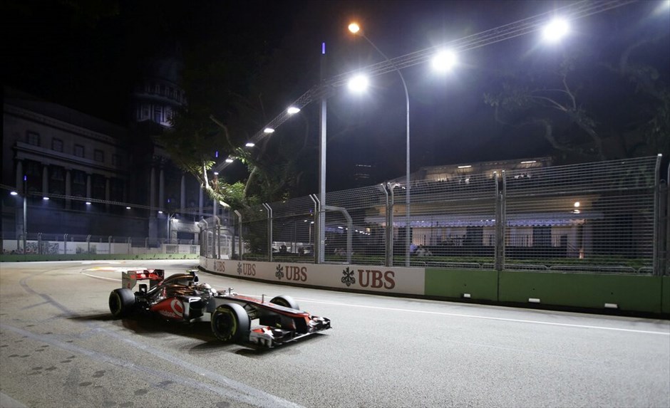 Formula 1: Οι ελεύθερες δοκιμές της Παρασκευής στη Σιγκαπούρη #2. Λιούις Χάμιλτον (McLaren-Mercedes) υπό το φως των προβολέων.