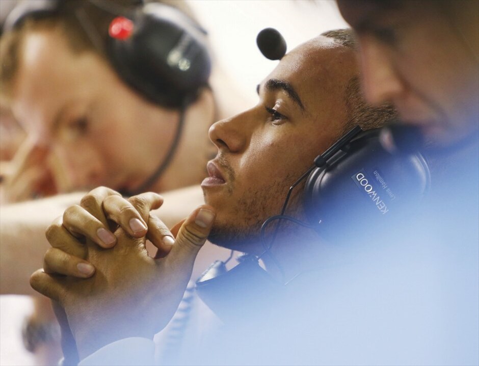 Formula 1: Οι ελεύθερες δοκιμές της Παρασκευής στη Σιγκαπούρη #4. Ο Λιούις Χάμιλτον (McLaren-Mercedes) παρακολουθεί τη διαδικασία των ελεύθερων δοκιμών.