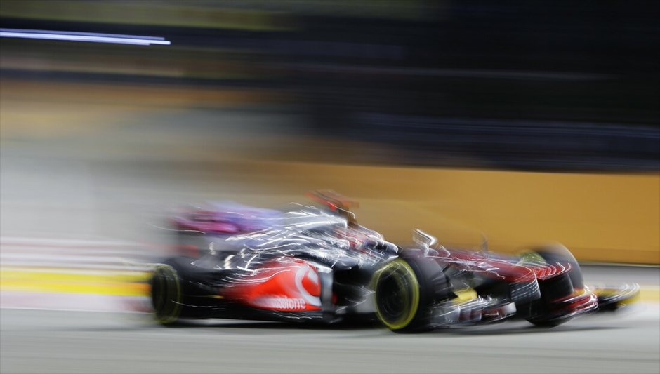 Formula 1: Οι ελεύθερες δοκιμές της Παρασκευής στη Σιγκαπούρη #5. Ο Τζένσον Μπάτον (McLaren-Mercedes) είχε καλύτερη απόδοση στις δεύτερες ελεύθερες δοκιμές, τερματίζοντας πίσω από τον πρωτοπόρο Φέτελ.