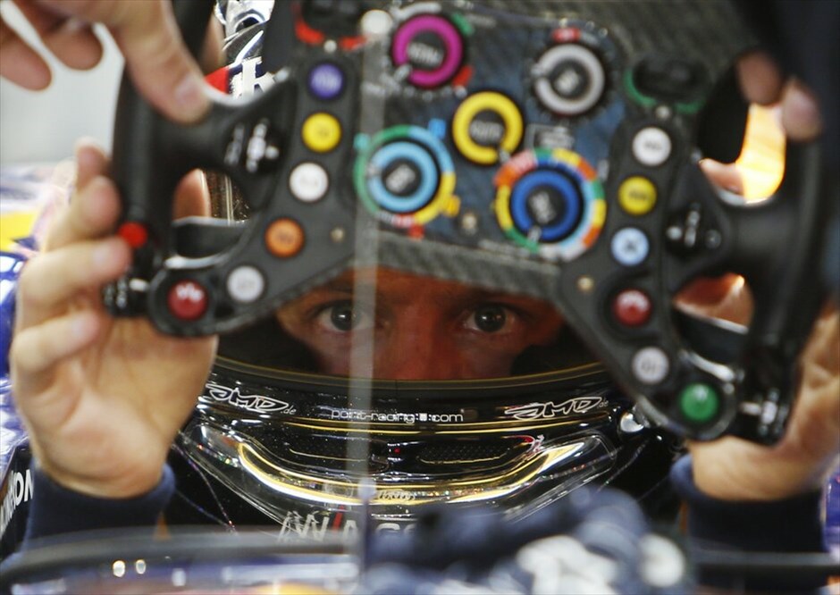 Formula 1: Οι ελεύθερες δοκιμές της Παρασκευής στη Σιγκαπούρη #9. Ο Σεμπαστιαν Φέτελ (Red Bull-Renault) προετοιμάζεται να βγει στην πίστα.