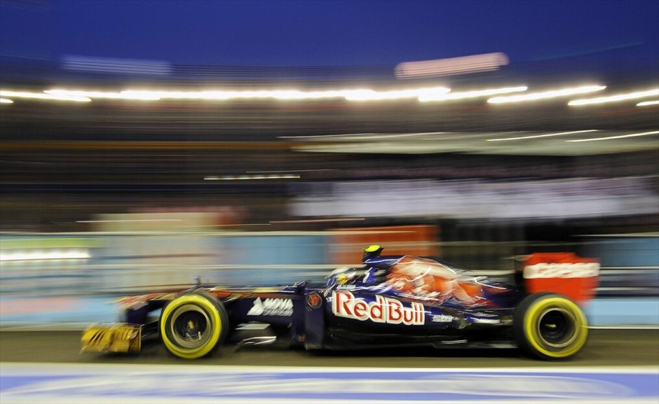 Formula 1: Οι ελεύθερες δοκιμές της Παρασκευής στη Σιγκαπούρη #13. Ο Ζαν-Ερίκ Βερνιέ με την STR7 της Toro Rosso.