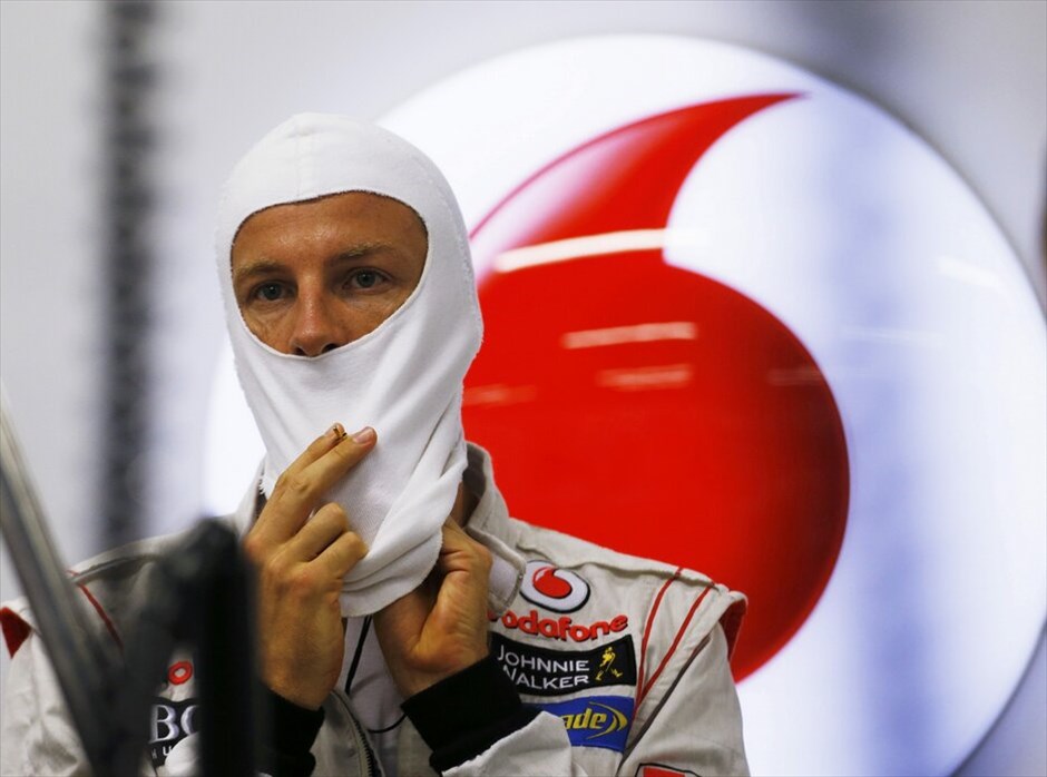 Formula 1: Οι ελεύθερες δοκιμές της Παρασκευής στη Σιγκαπούρη #14. Ο Τζένσον Μπάτον (McLaren-Mercedes) ετοιμάζεται για να μπει στο μονοθέσιο του.