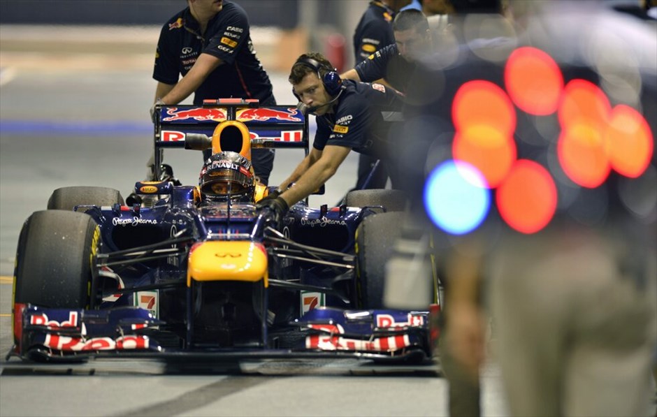Formula 1: Οι ελεύθερες δοκιμές της Παρασκευής στη Σιγκαπούρη #18. Ο Σεμπάστιαν Φέτελ (Red Bull-Renault) μπαίνει στα πιτς της ομάδας του με τη βοήθεια των μηχανικών του.
