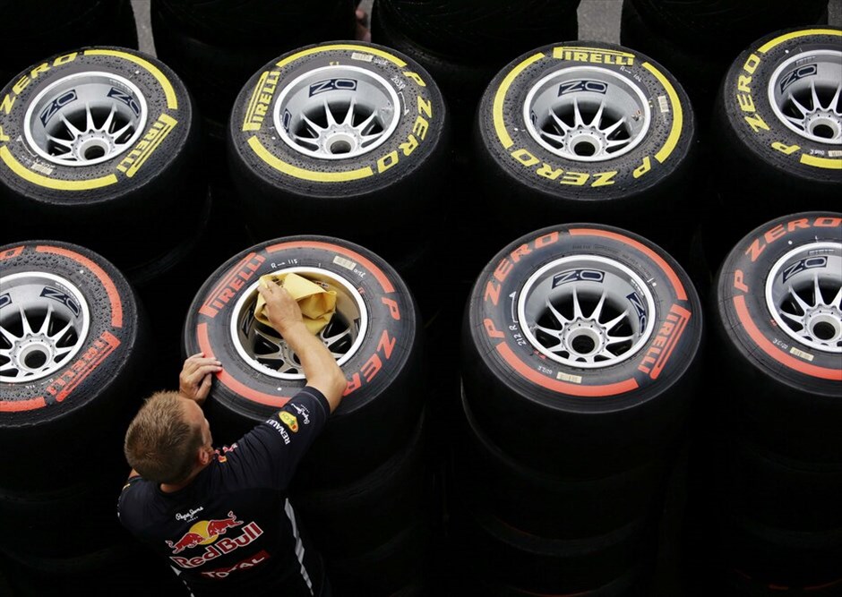 Formula 1: Οι ελεύθερες δοκιμές της Παρασκευής στη Σιγκαπούρη #21. Μηχανικός της Red Bull-Renault ετοιμάζει τα ελαστικά της ομάδας.