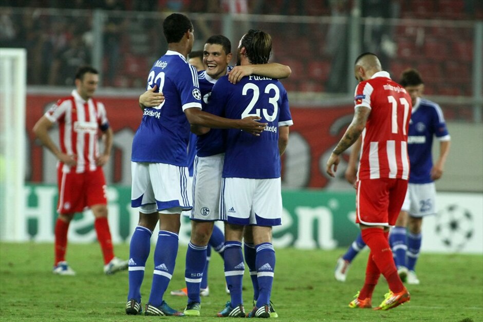 Champions League: Ολυμπιακός - Σάλκε 1-2 #1. Ο Κυριάκος Παπαδόπουλος πανηγυρίζει με τους συμπαίκτες του τη νίκη της ομάδας του επί του Ολυμπιακού με 2-1 μέσα στο «Γ. Καραϊσκάκης».
